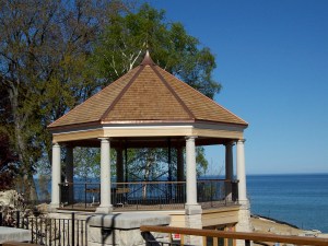 Tapersawn Shakes with Copper Ridge Roll